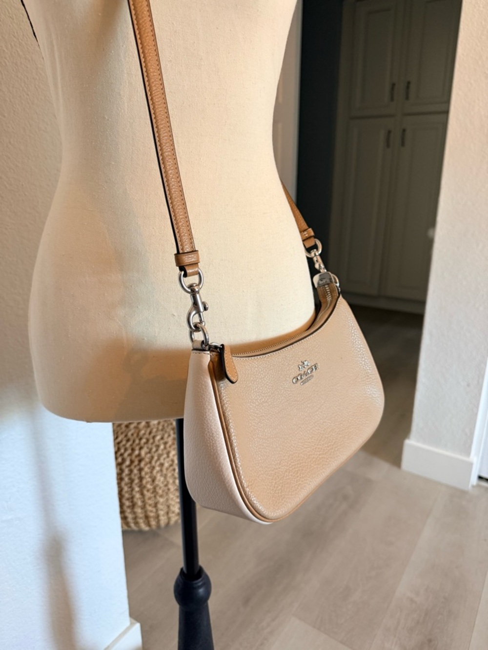 Coach Pebbled Leather Shoulder Bag in Taupe and Cream - Picture 4 of 8